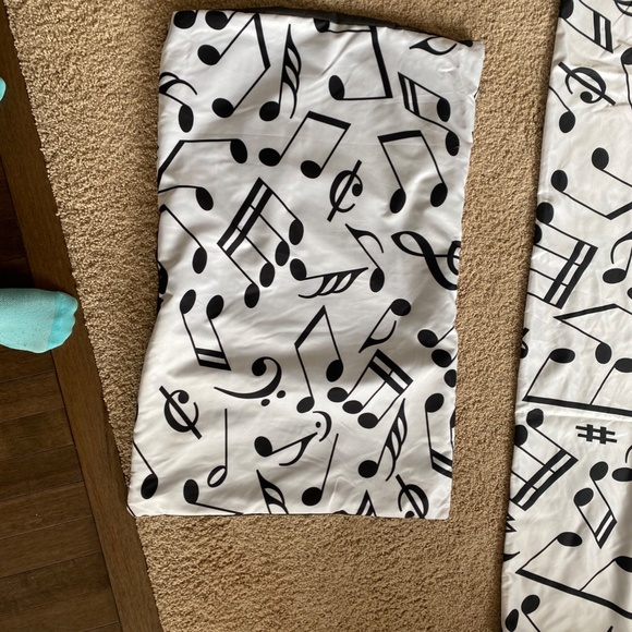 Beautiful Queen Duvet Cover and Pillow Cases - Picture 3 of 5